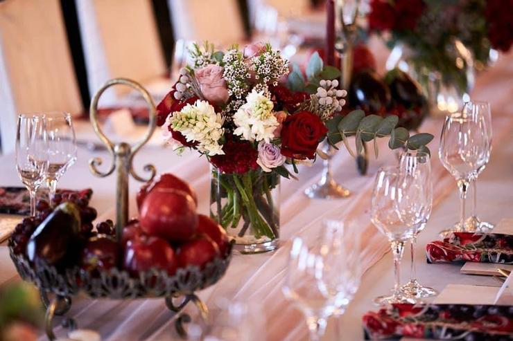 Printed cloth napkins with wedding table decorations